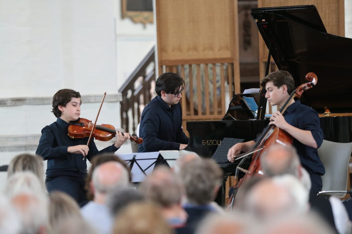 Akopian Trio - 2026 Tom Nauta